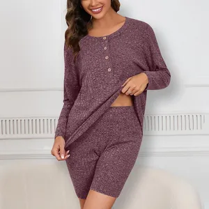 Dettaglio del set da casa in maglia a coste da donna color malva con maniche lunghe e shorts