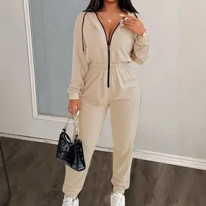 Ganzkörperansicht eines beigen Damen-Jumpsuits mit Kapuze und Reißverschluss vorne