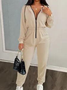 Tuta sportiva beige con cappuccio da donna alla moda con cerniera frontale intera.