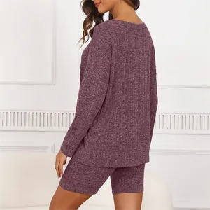 Vista posteriore di un set da casa viola in maglia a costine due pezzi con top e pantaloncini
