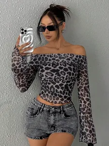 Haut léopard sexy à épaules dénudées avec un short en jean délavé à l'acide tendance