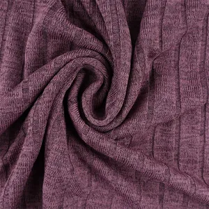 Macro di tessuto a maglia a coste viola che mostra la consistenza morbida e i dettagli fini.