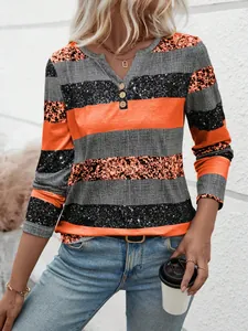 Detail eines lässigen Damen-T-Shirts mit V-Ausschnitt und orange-grauen Streifen