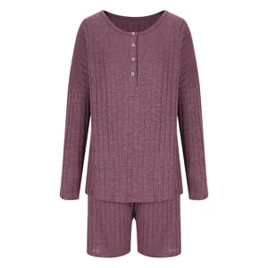 Primo piano di un set loungewear in maglia a coste malva con maniche lunghe e bottoni.