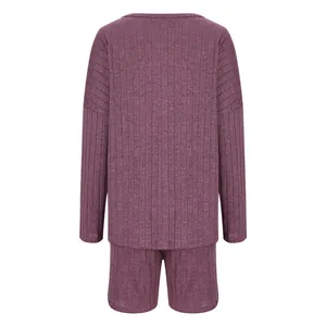 Vista posteriore di un set loungewear in maglia a coste malva con top a maniche lunghe