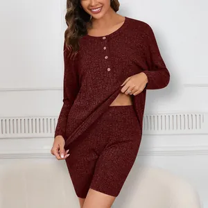 Dettaglio elegante del set loungewear 2 pezzi in maglia a costine bordeaux scuro