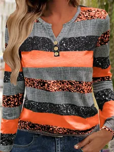 Detailansicht eines lässig gestreiften Langarm-T-Shirts für Damen mit Henley-Ausschnitt.