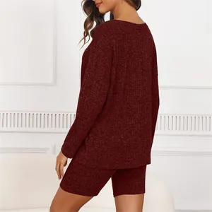 Vista posteriore del set lounge bordeaux in maglia a costine con top e pantaloncini