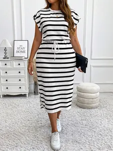 Vue d'ensemble d'une robe chic à rayures noires et blanches grande taille avec cordon