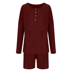 Vista completa di un set relax bordeaux in maglia a coste con maglia Henley
