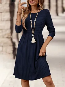 Vista detallada de vestido midi de punto acanalado azul marino con estilo retro francés