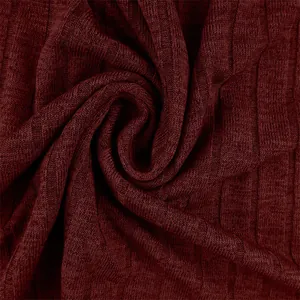 Dettaglio ravvicinato di tessuto a maglia a coste rosso scuro con texture morbida