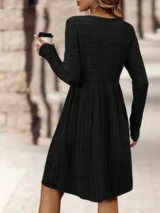 Vista trasera detallada de un vestido largo vintage negro de manga larga para mujer