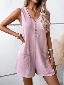 Elegante mono corto de verano rosa de punto de gofre sin mangas con botones frontales