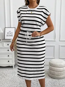 Gros plan d'une robe à manches courtes à rayures noires et blanches