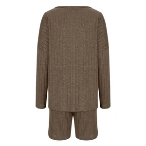 Vista posteriore di un set loungewear marrone in maglia a costine con top a maniche lunghe
