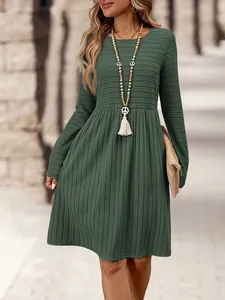 Detalle de un vestido vintage de manga larga en punto de canalé verde oscuro en modelo