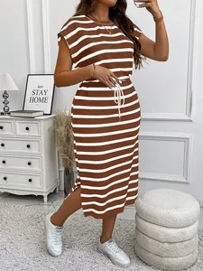Robe mi-longue rayée marron et blanc avec taille à cordon et fente latérale élégante