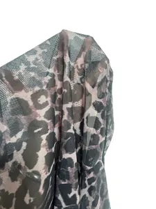 Vue détaillée du tissu en maille respirante à imprimé léopard pour un haut sexy