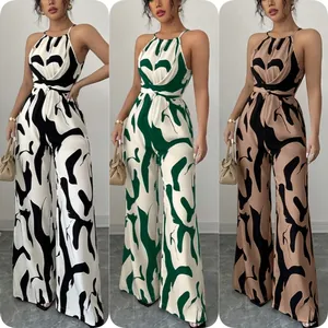 Detailansicht eleganter Neckholder-Jumpsuits in drei verschiedenen abstrakten Farbdrucken.