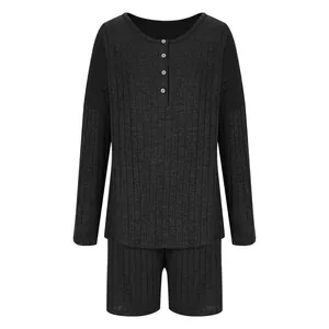 Set da casa grigio scuro in maglia a costine da donna con top henley e pantaloncini