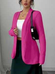 Primer plano de la chaqueta de punto acanalada en color magenta con textura de tela suave