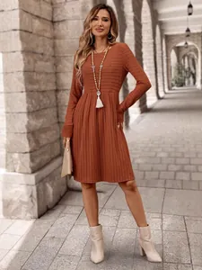 Elegante vestido midi de manga larga en punto acanalado rojo óxido con estilo francés vintage.