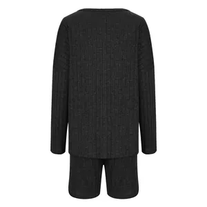 Vista posteriore di un set da donna con top a maniche lunghe e pantaloncini in maglia