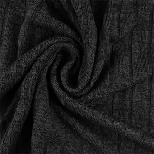 Vista macro che mostra la trama dettagliata del tessuto in maglia a coste grigio scuro