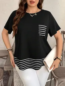 Detalle de la blusa negra de manga corta con bolsillo a rayas y dobladillo de dos piezas.