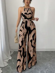 Detailansicht des Damen-Jumpsuits mit Retro-Druck, Neckholder und weitem Bein-Schnitt