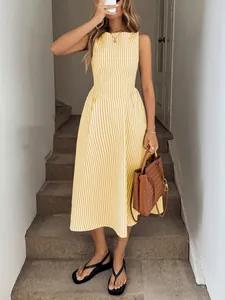 Abito midi casual senza maniche con righe verticali gialle e bianche in stile urban chic