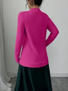 Vista posterior de un top de manga larga de punto acanalado magenta con cuello alto