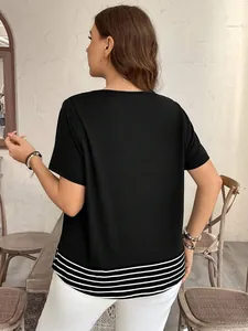 Vista trasera de una camiseta negra de manga corta con detalle de bajo a rayas.