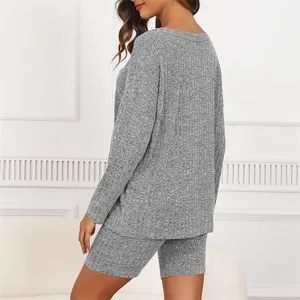 Vista posteriore di un set lounge grigio in maglia a coste con top e pantaloncini