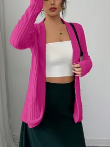 Primer plano de chaqueta fucsia de punto de canalé para mujer