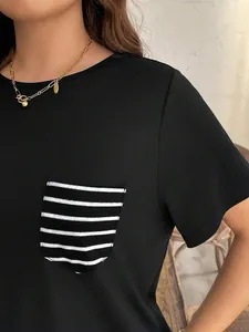 Primer plano de una camiseta negra de manga corta con bolsillo de rayas frontales.
