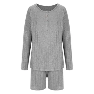 Vista dettagliata di un completo loungewear grigio a costine da donna con maglia henley a