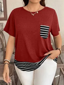 Vista detallada de una camiseta roja de manga corta con bolsillo a rayas y dobladillo