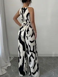 Rückansicht von Vintage-Halterneck-Jumpsuit mit schwarz-weißem abstraktem Muster