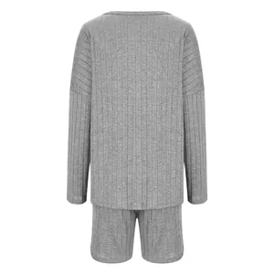 Vista posteriore di un set loungewear grigio in maglia a coste con maniche e shorts
