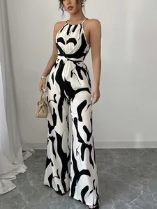 Nahaufnahme von retro schwarz-weißem abstraktem Print auf einem Jumpsuit mit Neckholder
