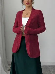 Detalle de una chaqueta de punto burdeos para mujer con textura de canalé y cepillado