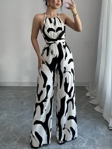 Detailaufnahme eines Vintage-Jumpsuits mit Neckholder und Schwarz-Weiß-Print für Damen.