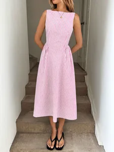 Elegante abito midi senza maniche a righe verticali rosa e bianche con tasche funzionali.