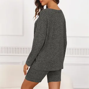 Vista posteriore di un set lounge grigio in maglia a coste con top a maniche lunghe