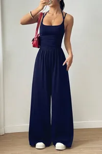 Elegante tuta intera blu navy snellente con doppie spalline e design a gamba larga