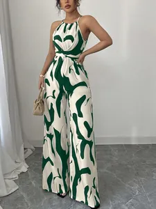 Detailaufnahme eines grünen Jumpsuits mit Neckholder und weitem Bein mit Retromuster