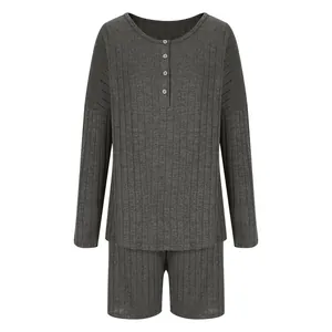 Set lounge casual in maglia a coste grigio con top a maniche lunghe e pantaloncini coordinati