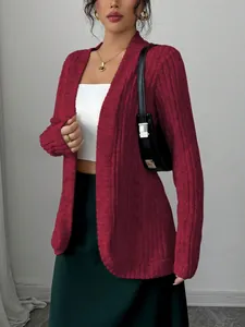 Vista detallada de una chaqueta de punto granate con textura de canalé y efecto cepillado